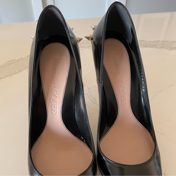 Alexander McQueen Spike-Embellished Leather Pumps - Picture 5 of 13